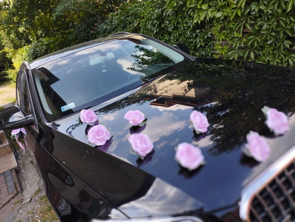 Nowa lawendowa dekoracja na auto do ślubu.