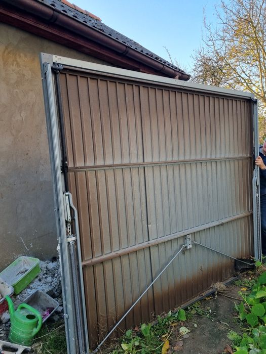 Brama garażowa uchylna brązowa GSL Hormann