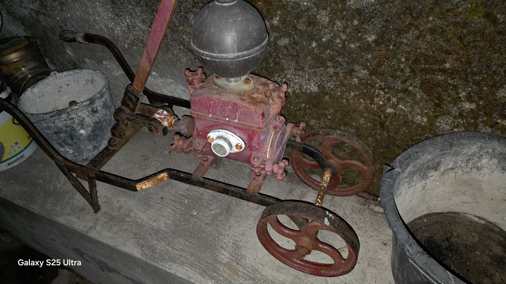 Bomba antiga de tirar agua para jardim