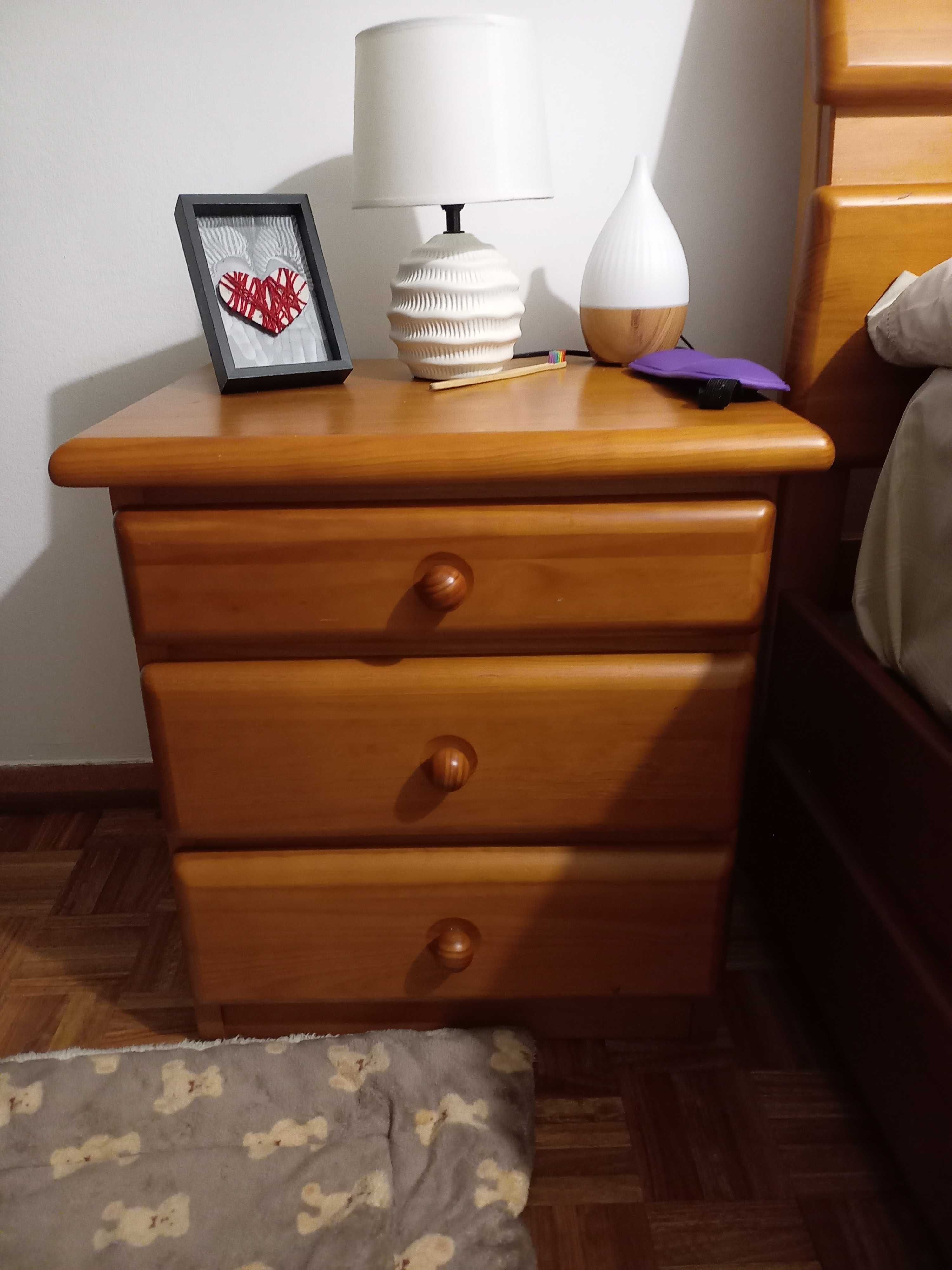 Cama casal + mesa cabeceira