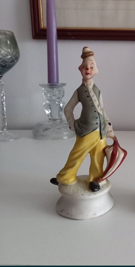 Piękna figurka kolekcjonerska porcelanowa klaun z parasolką pierrot