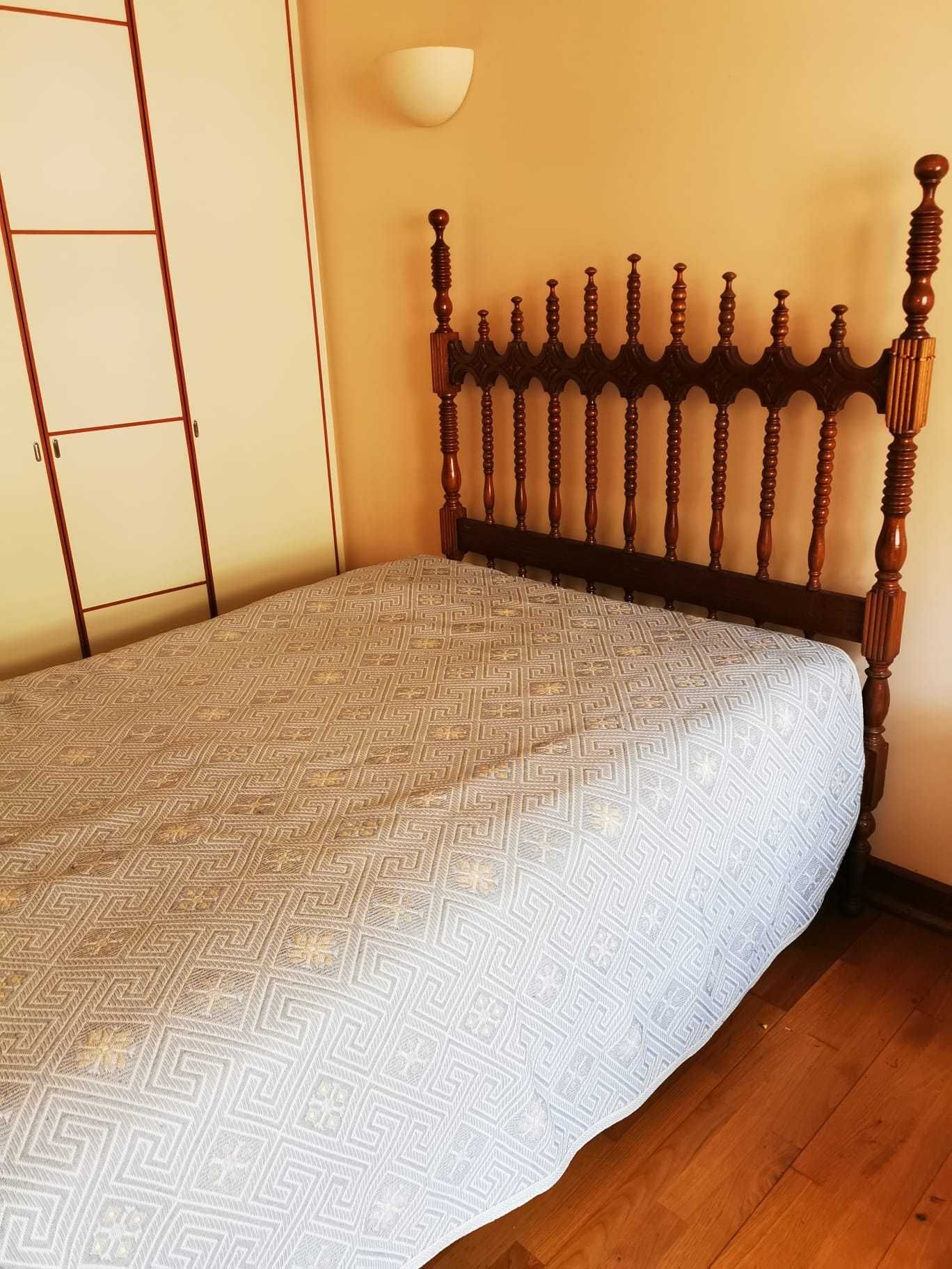 Cama em madeira maciça