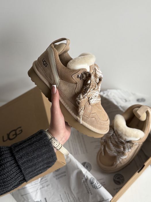 В наявності 36,37 розміри UGG кросівки