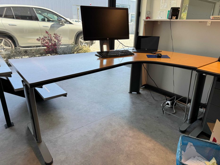 Secretária de Canto em Excelente Estado