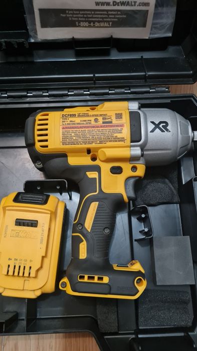 Продам  в стані нового, шуруповерт з батарейкой.  Орігінал 100%.