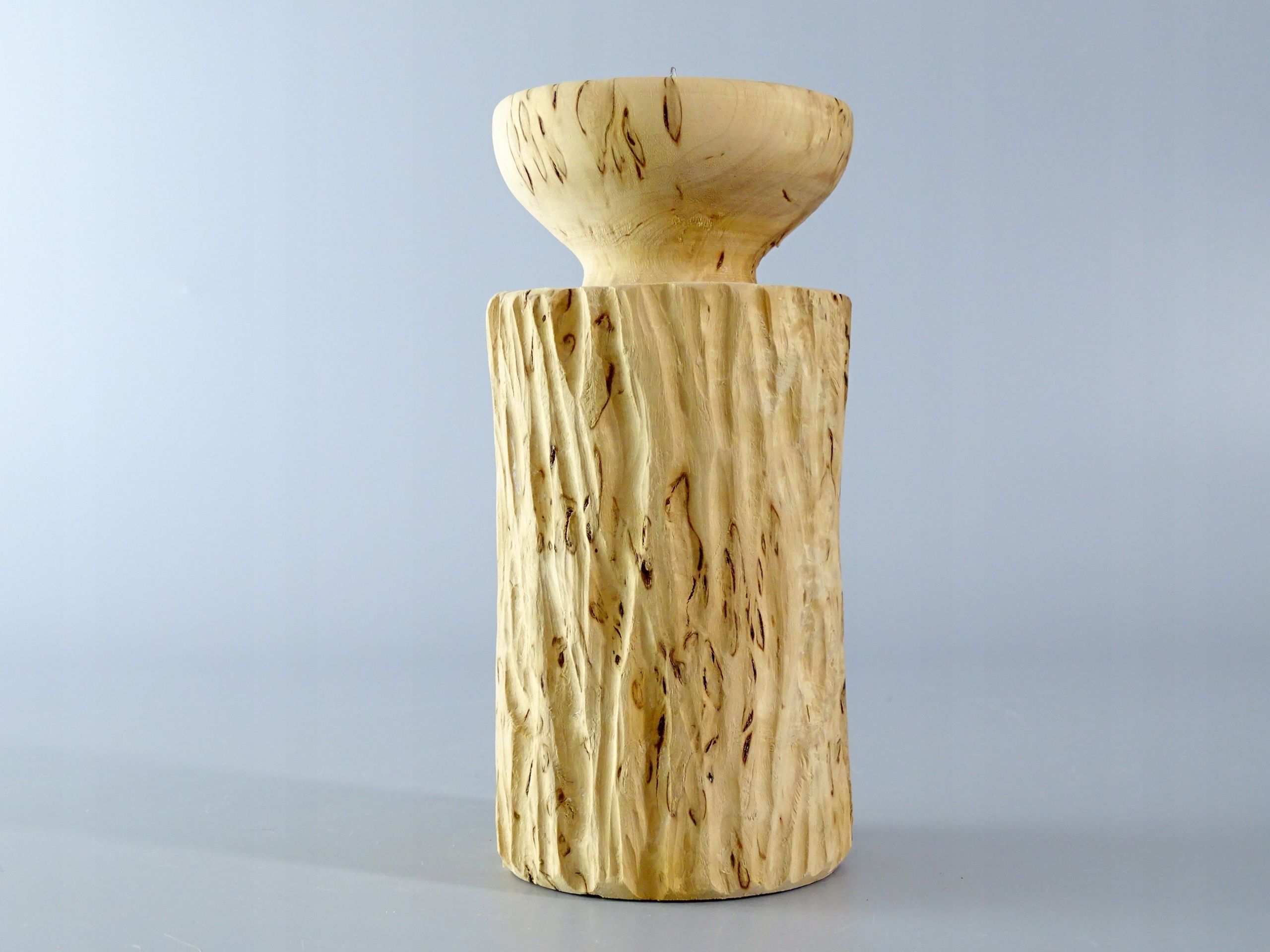 rzeźbiony świecznik z surowego drewna