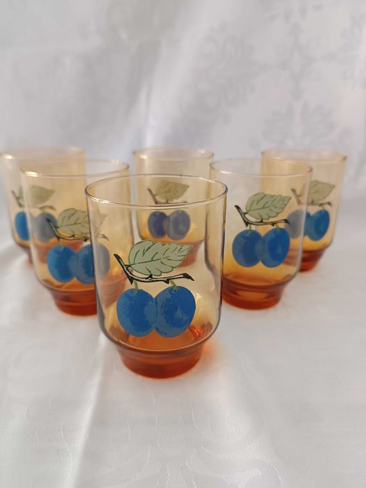 Komplet 6 szklanek PRL - szkło bursztynowe z motywem śliwek