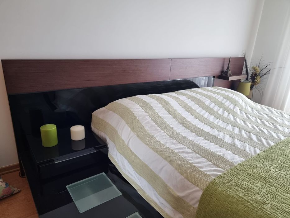 Cama de casal com mesa cabeceira e luz lateral