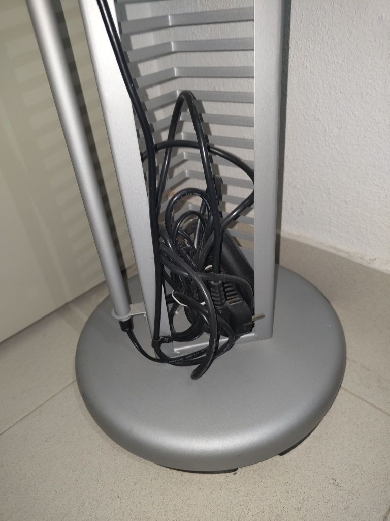 Candeeiro com suporte para CDs