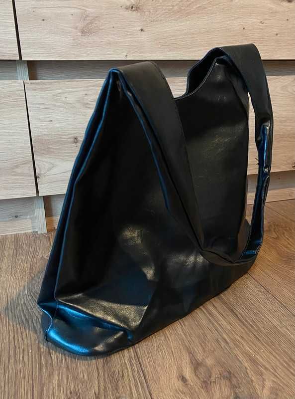 czarna torebka na ramie z kieszonką magnes pojemna lekka shopper hobo
