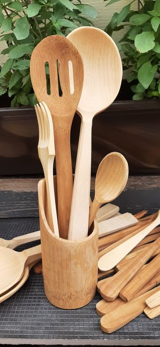 Тарелки и деревянные вилки и ложки