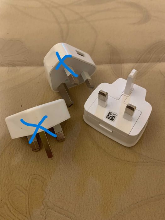 Зарядное устройство с британской вилкой и переходником.