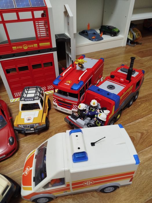 Багато різних машинок Playmobil плеймобіль