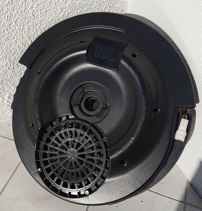 Subwoofer de marca JBL. 
Coluna em bom estado geral que tem como fun
