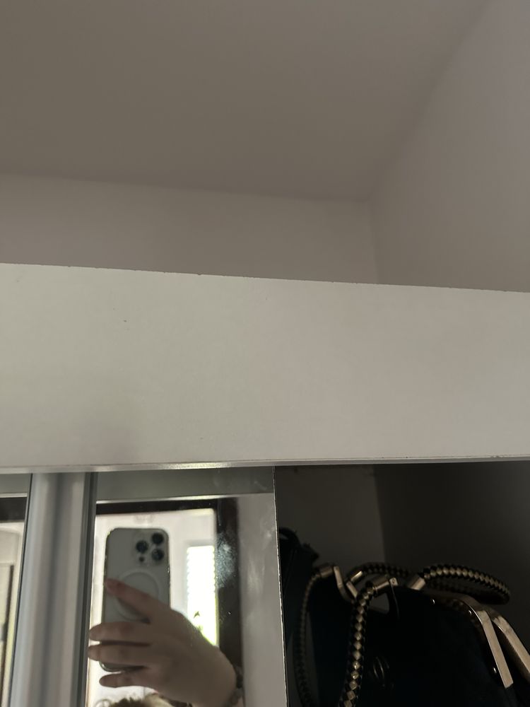 Biała szafa z lustrem