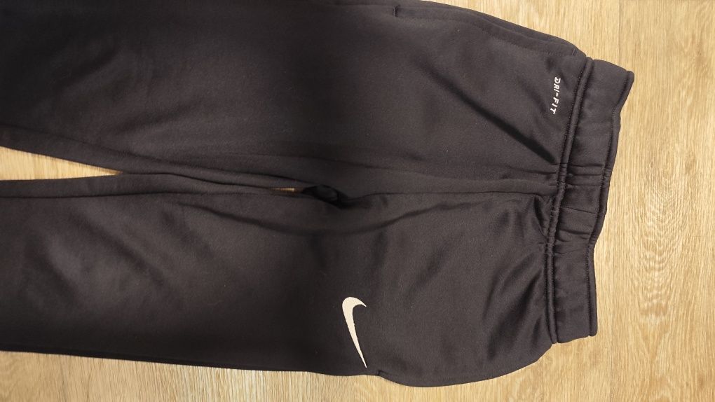 Продам штани спортивні на хлопчика. Фірма nike.
