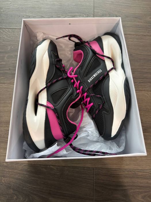 Продам нові жіночі кросівки Bikkemberg