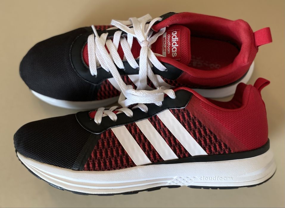 Кросівки Adidas.