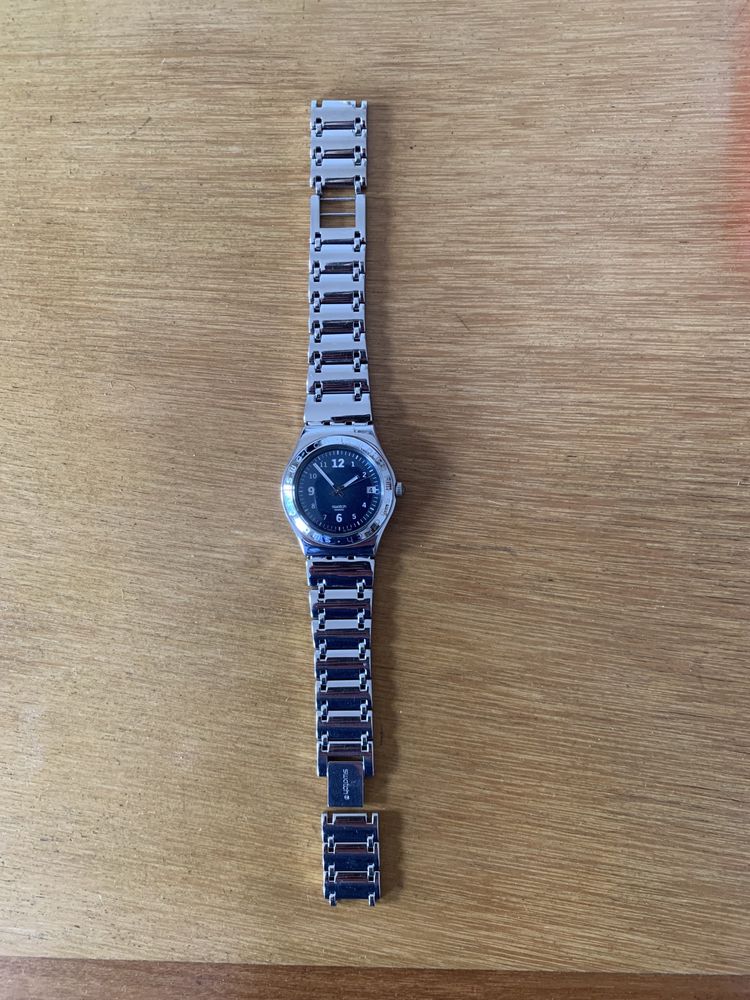 Relógio metálico com mostrador azul Swatch