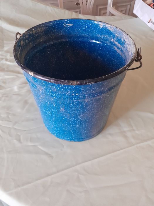 Balde de esmalte não está furado.