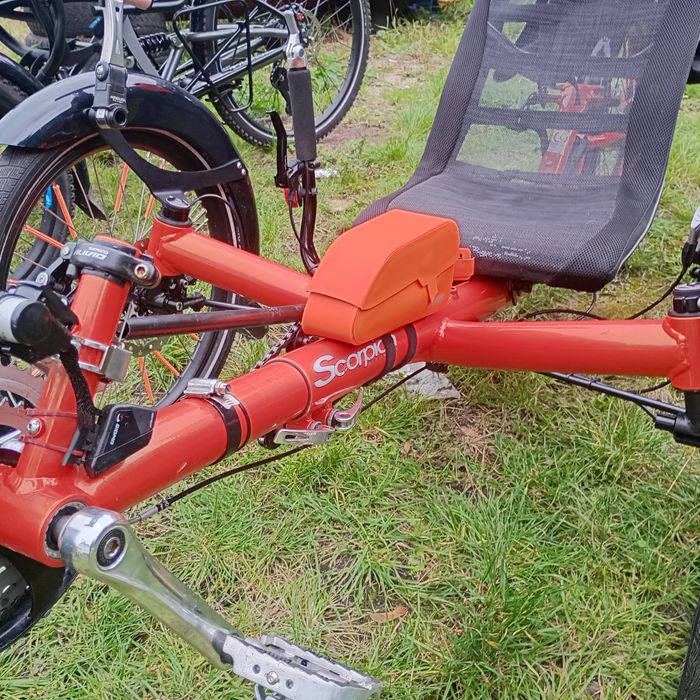 Rower poziomy trójkołowy