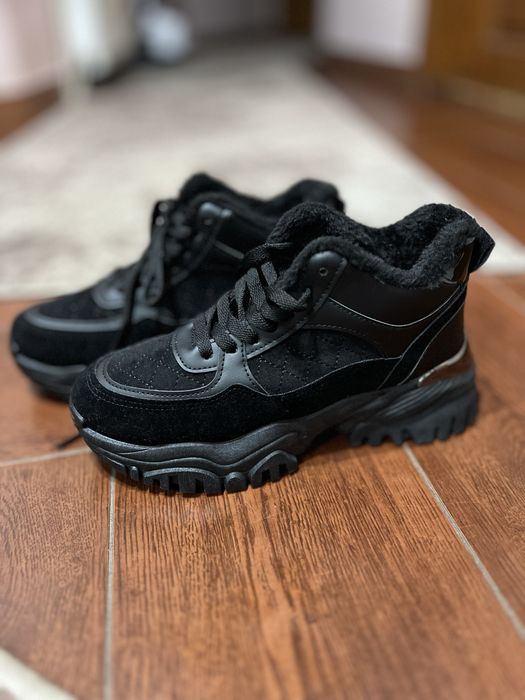 Жіночі теплі кросівки