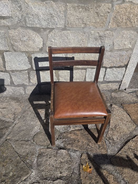 Cadeiras de madeira com acento em pele (10 uni.)