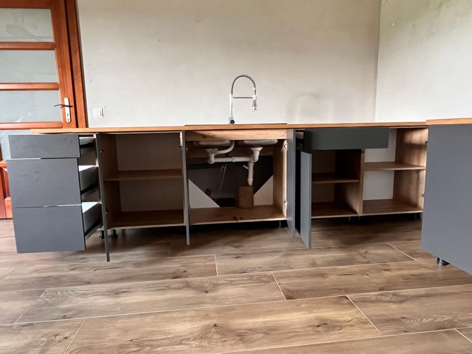 Zestaw używanych szafek kuchennych z blatem i zlewem – nowoczesny styl