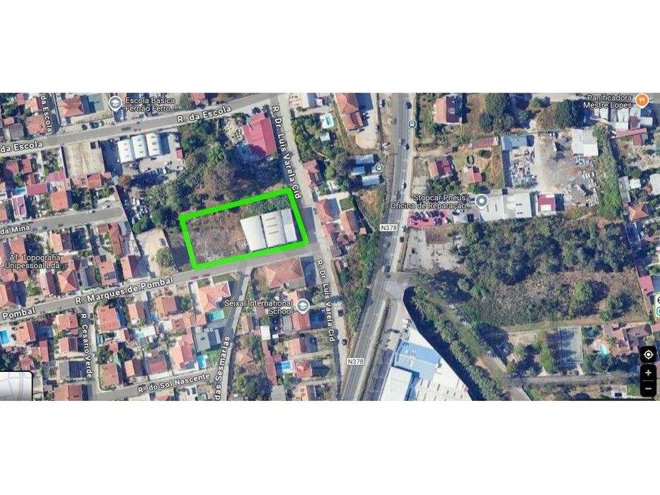 Terreno urbano com armazém em Fernão Ferro