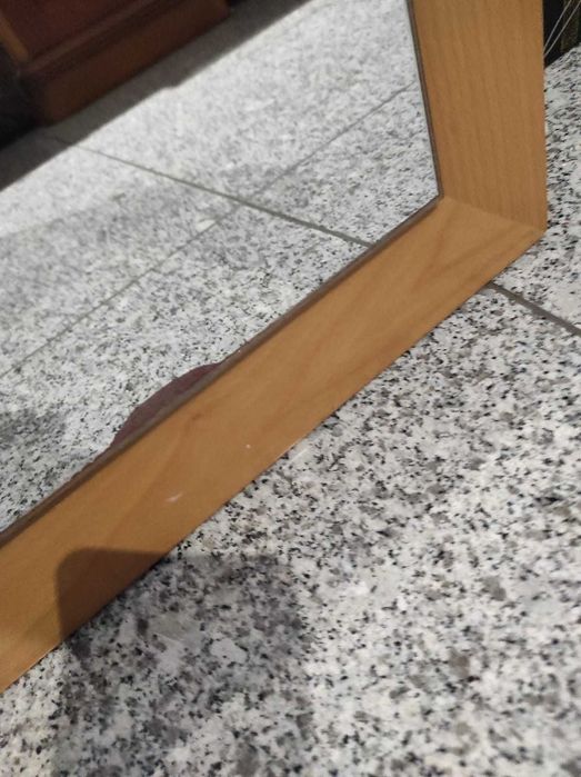 Espelho com moldura em madeira