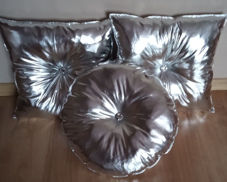 Srebrne, gładkie poduszki Glamour