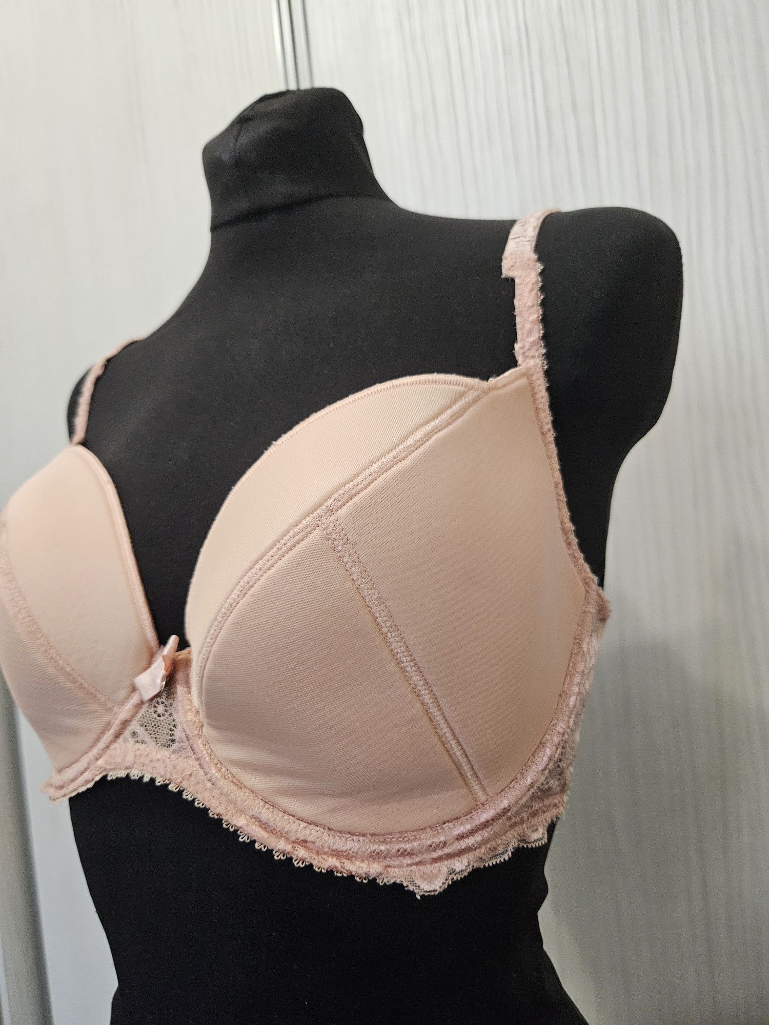 Biustonosz usztywniany pianką Gossard 75G