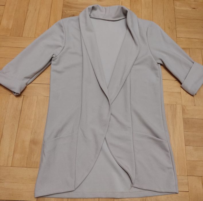 Szary żakiet marynarka narzutka z kieszeniami rękaw 3/4