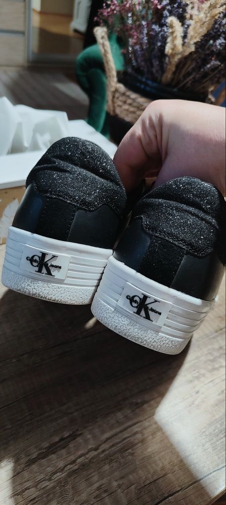 Sneakersy CK z brokatowymi elementami  39