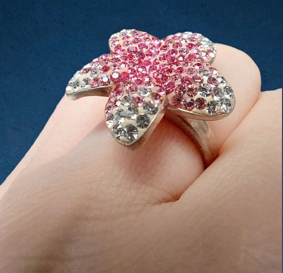 Srebrny pierścionek z cyrkoniami, różowy, kwiat.