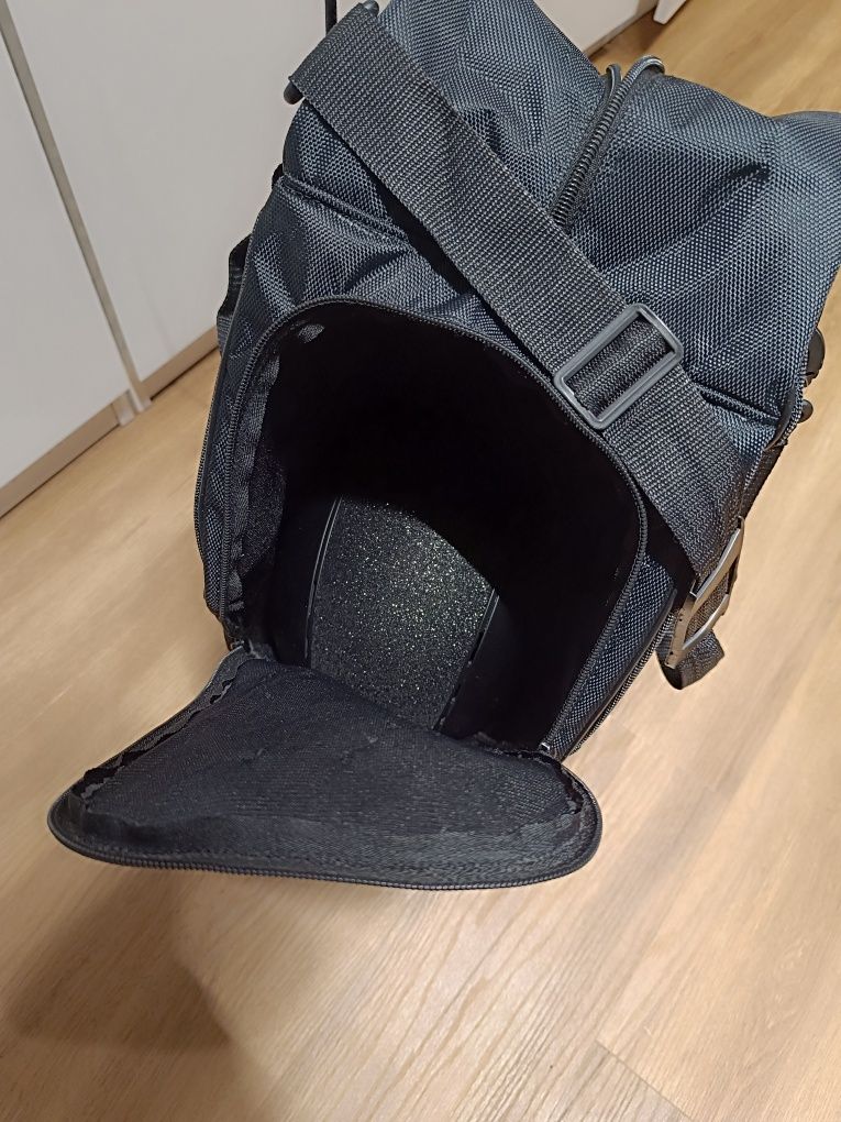 Torba, pokrowiec na oficerki, kask, bacik Felix Buhler