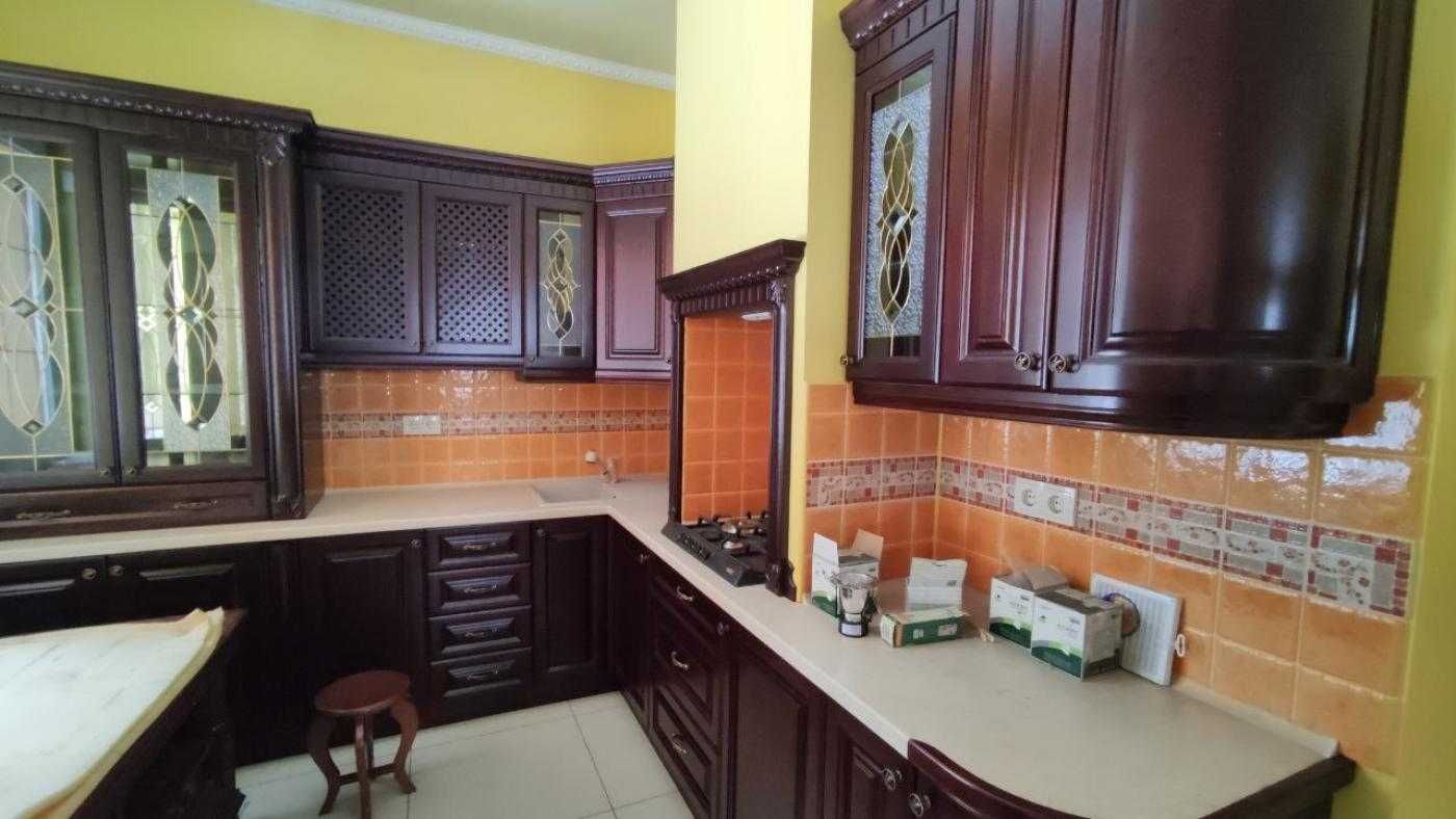Продаж будинку, Брюховичі