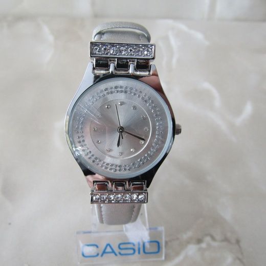 Красивый и удобные женские наручные часы серебристый корпус