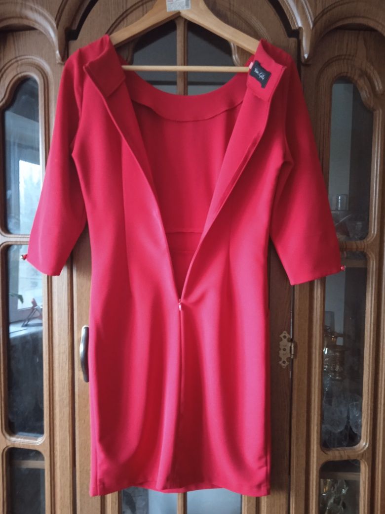 Красное женское платье