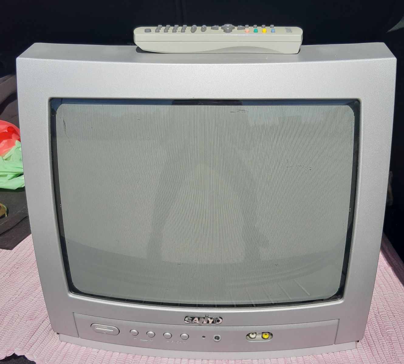 Televisor Sanyo,em cor cinza