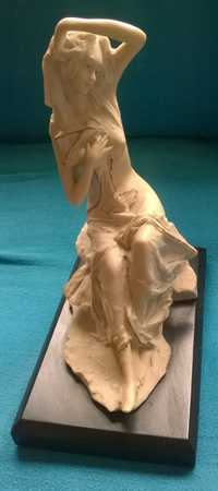 Estatueta Deusa Grega tipo marfinite sobre base madeira