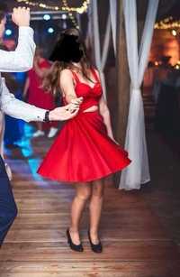 Czerwona sukienka z wycięciem wesele studniówka