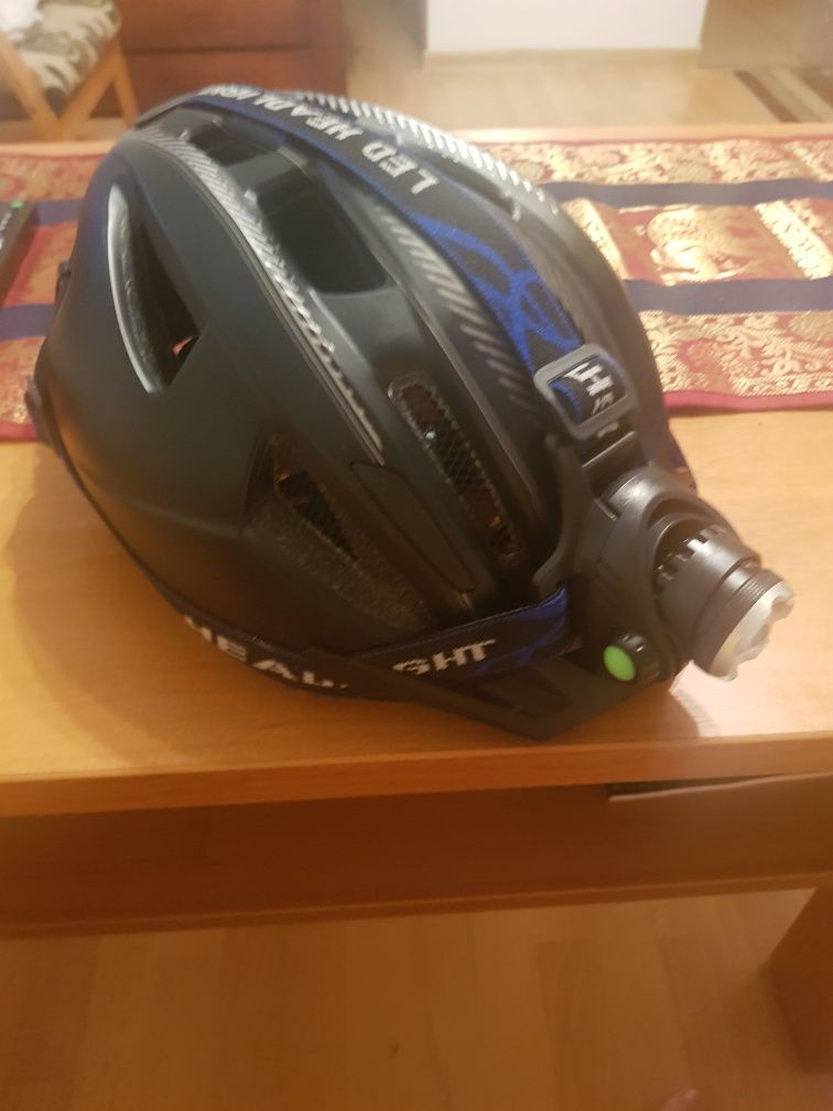 Kask rowerowy czarny Carbon z oświetleniem LED.