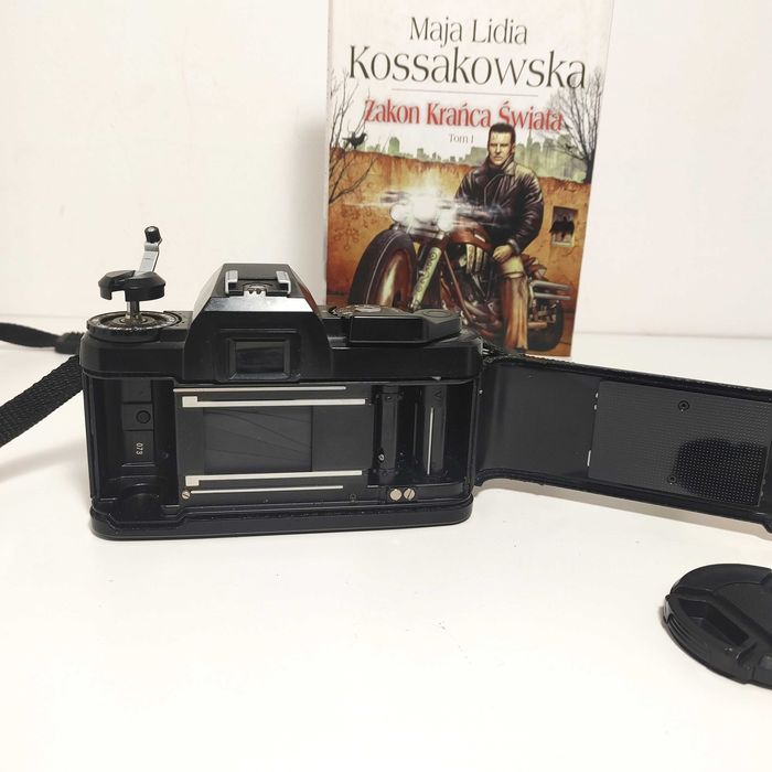 Analogowa Lustrzanka z priorytetem migawki KONICA TC-X z Sigma 35-70