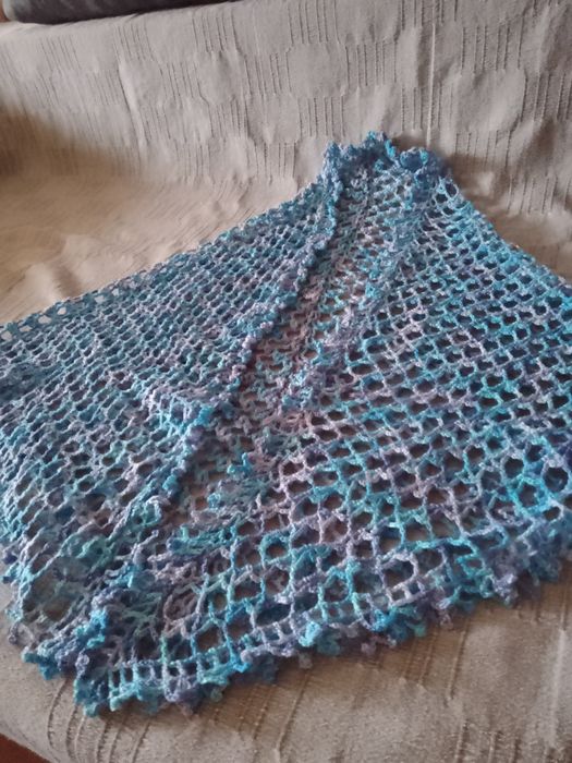 Шаль в'язана гачком блакитно фіолетового кольору . Ручної роботи .