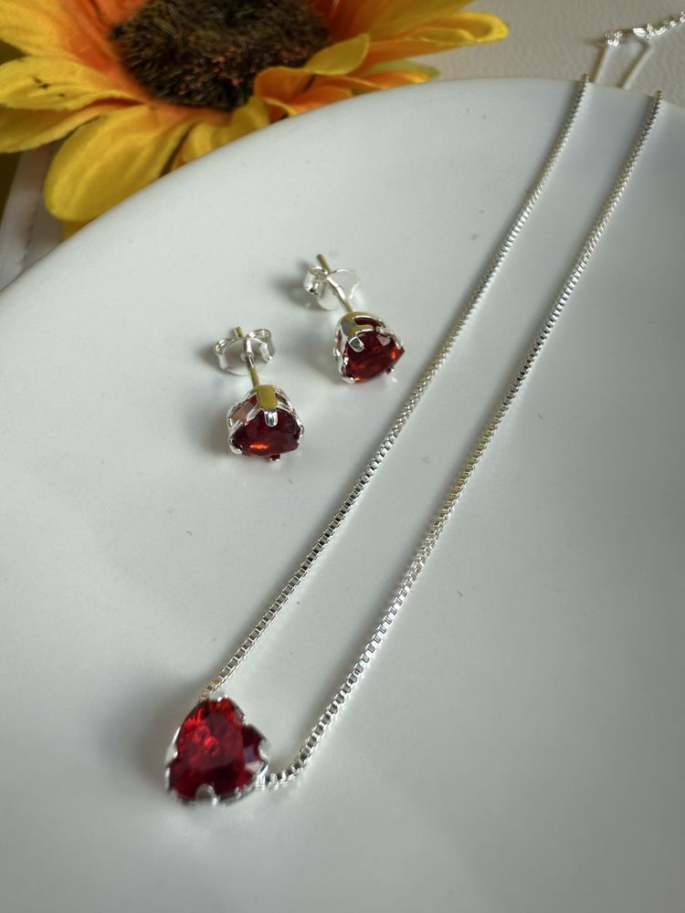 Conjunto mini coracao com pedras vermelhas folheado prata