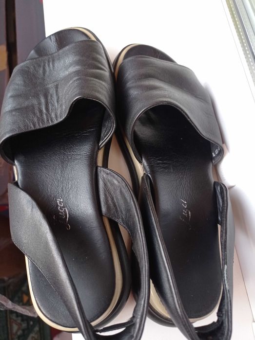 Продам  кожані босоніжки.