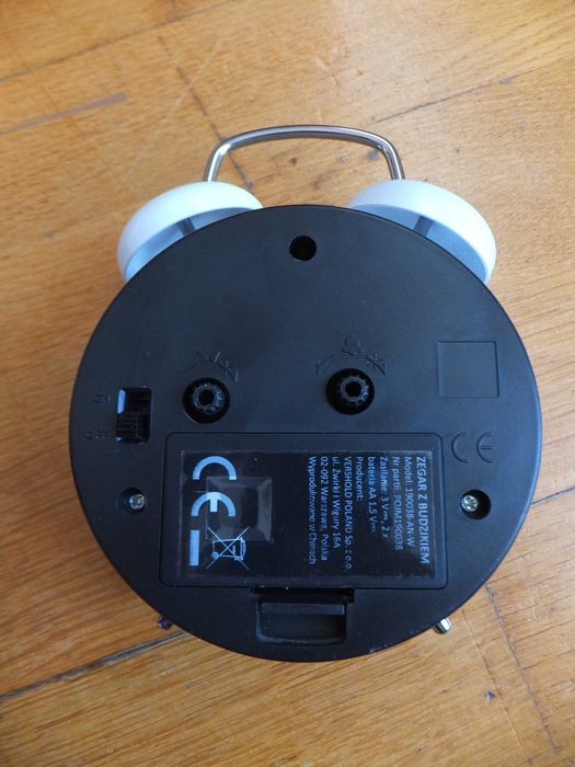 Zegarek z budzikiem na nóżkach biały okrągły wskazówki metalowy