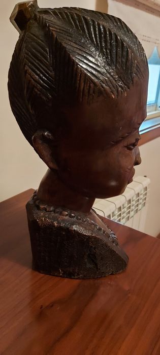 Busto em madeira