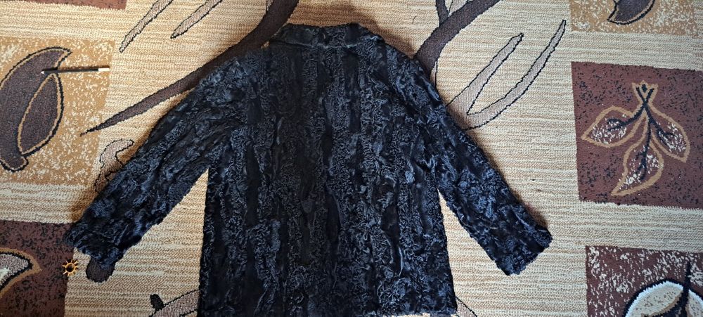 Krótkie naturalne czarne futro z karakuł